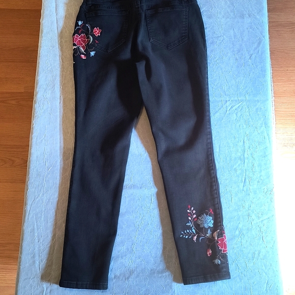 Earl Cropped Jeans, Black with Floral Embroidery on the hip and lower leg - Picture 4 of 7
